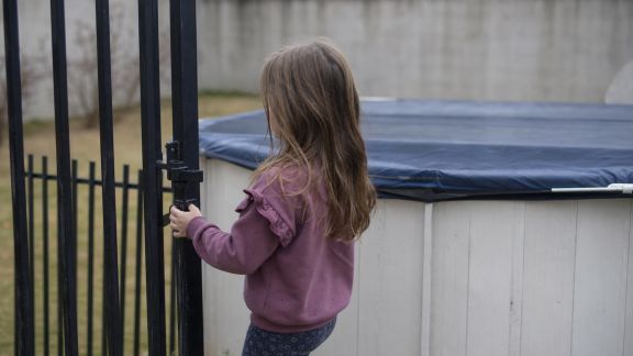 Piscine hors-sol : astuces pour sécuriser l’accès des enfants