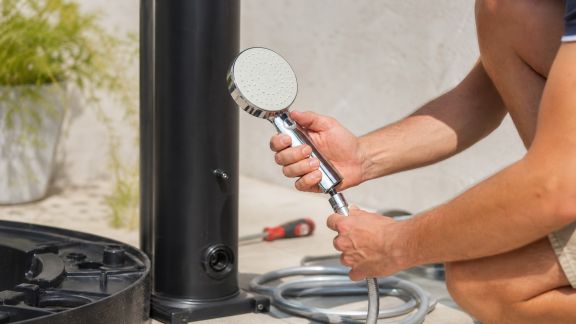 Équipement & accessoires : guide d’installation des douches solaires
