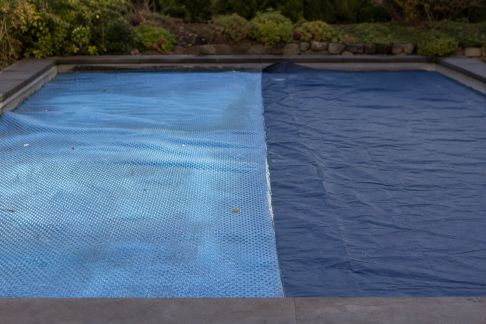 Bâches à bulles ou bâches opaques : quelles différences pour votre bassin ?