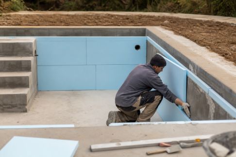 Construction piscine : conseils pour optimiser l’isolation thermique du bassin