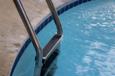 Les critères essentiels pour sélectionner une échelle de piscine sûre