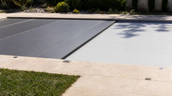 Sécurité piscine : comparatif entre couverture rigide et volet automatique