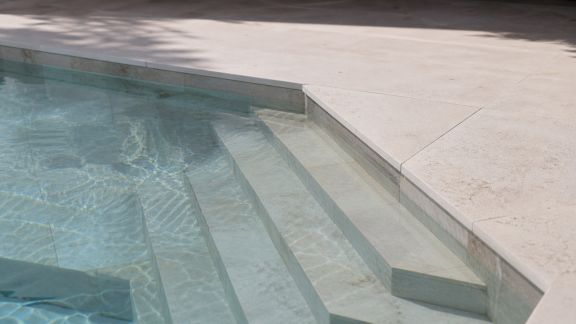 5 astuces pour bien intégrer les escaliers dans votre projet piscine