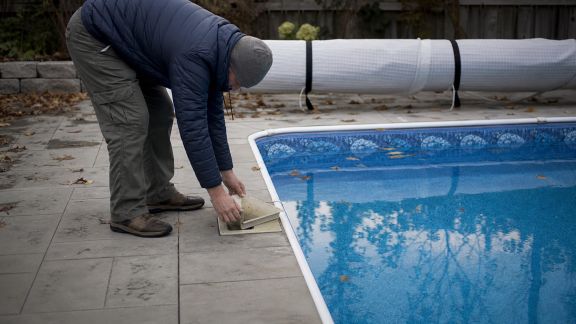 Hivernage piscine : liste des vérifications à faire avant l’arrivée du froid
