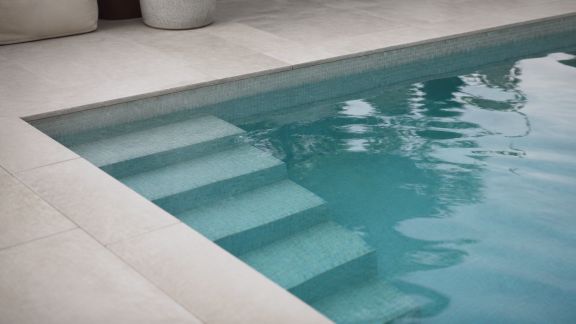 Guide pour réussir la pose d’un escalier intégré à votre piscine