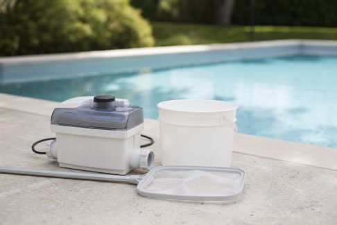Faut-il passer à l’électrolyse au sel pour purifier l’eau de sa piscine ?