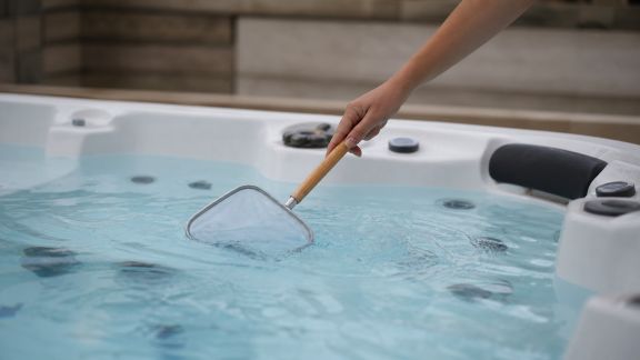 Erreurs fréquentes à éviter pour conserver une eau de balnéo limpide