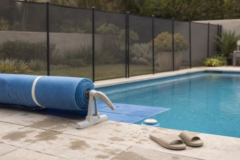 Sécurité piscine : top 5 des accessoires pour limiter les risques de chute