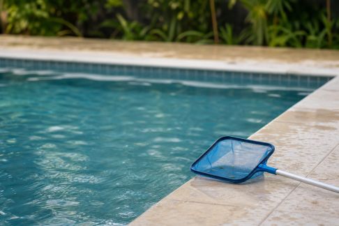 Entretien en vacances : comment garder sa piscine propre sans stress