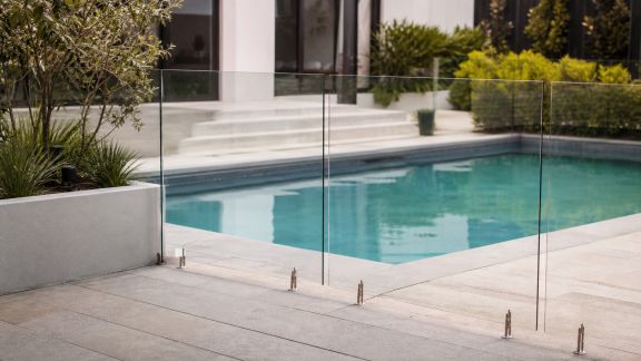 Sécurité piscine : solutions pour concilier esthétique et protection optimale