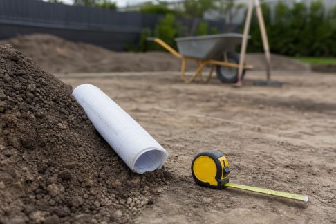 Construction piscine : étapes essentielles avant de débuter les travaux