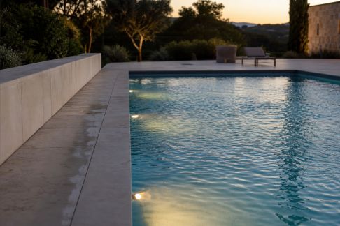 Comment choisir un éclairage de piscine adapté à votre usage