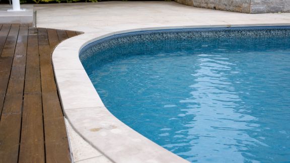 Comparatif des revêtements disponibles pour moderniser une piscine