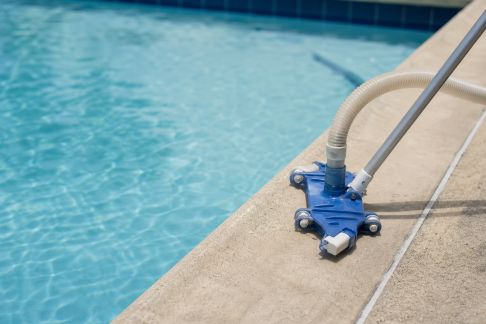Aspirateurs manuels : avantages et limites selon le type de piscine