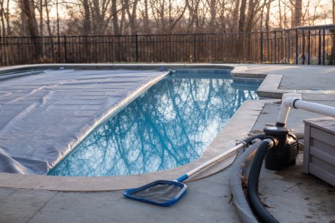 Hivernage piscine : comparatif des solutions d’hivernage actif et passif