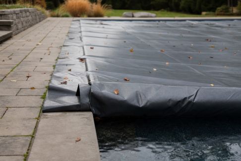 Bien choisir sa bâche d’hivernage : critères et conseils pratiques