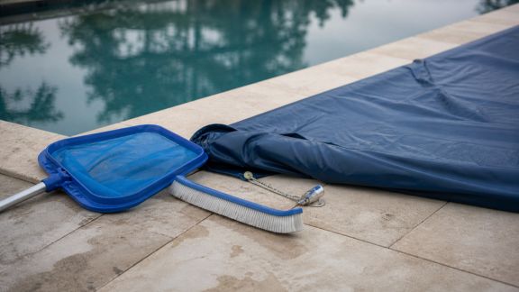 Hivernage piscine : conseils pratiques pour entretenir vos équipements