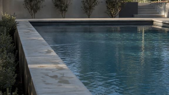 Chauffage piscine : astuces pour profiter d’un bassin chaud plus longtemps
