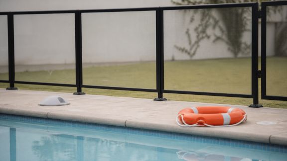 Sécurité piscine : équipements incontournables pour protéger les enfants