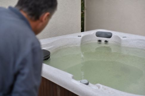 Problèmes d’odeur dans un bain à remous : causes et solutions