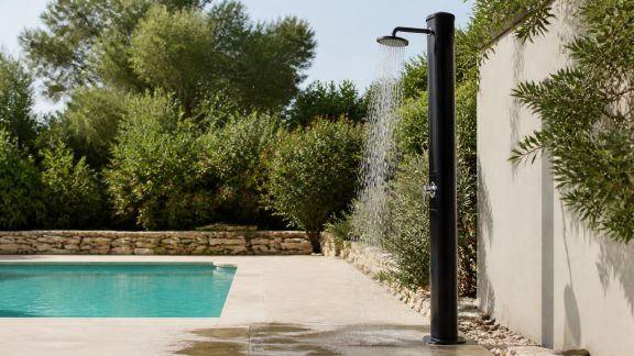 Comparatif des douches solaires pour piscines : confort et économie