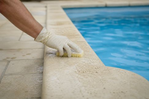 Nettoyage des margelles : conseils pratiques pour un bord de piscine impeccable
