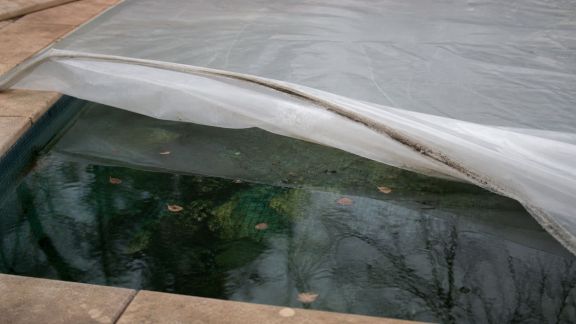 Gérer les algues sous la couverture pendant l’hivernage