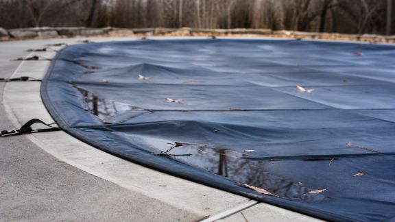 Hivernage piscine : réponses aux questions fréquentes sur la couverture hivernale
