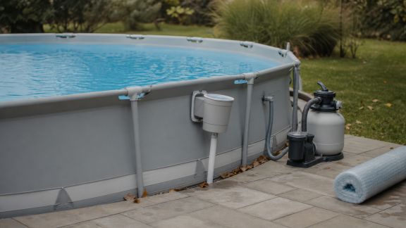 Piscine hors-sol : options essentielles pour un entretien simplifié