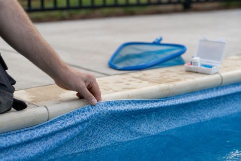 Rénovation piscine : comment décider entre réparation et remplacement du liner