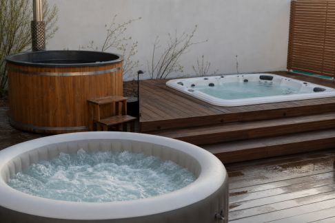 Différences à connaître entre bain à remous, jacuzzi et spa gonflable