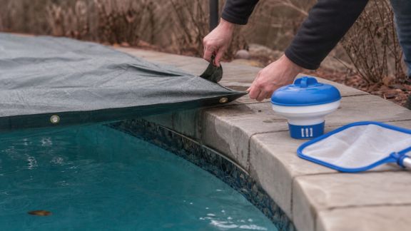 Hivernage piscine : comment choisir et installer un kit d’hivernage efficace