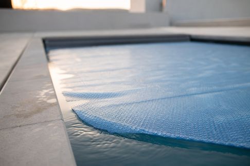 Comprendre le rôle de la couverture thermique pour une eau plus chaude