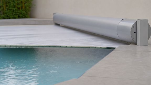 Faut-il installer un volet automatique pour sa piscine ? Avantages et limites