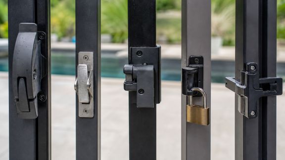Comparatif des systèmes de fermeture pour portillons de piscine