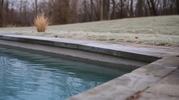 Pourquoi faut-il baisser le niveau d’eau avant l’arrivée du gel ?