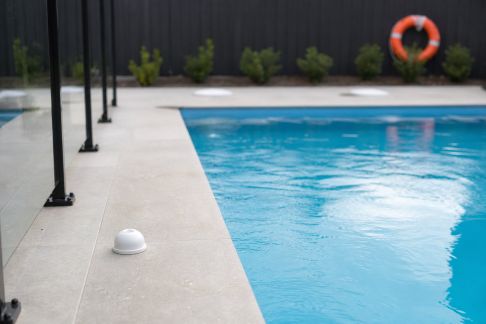 Sécurité piscine : conseils pour entretenir dispositifs et équipements