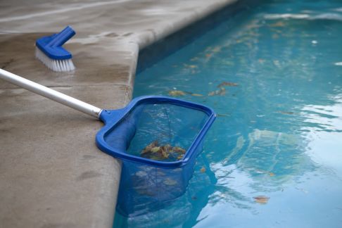 Nettoyage du bassin : erreurs fréquentes à éviter pour préserver sa piscine